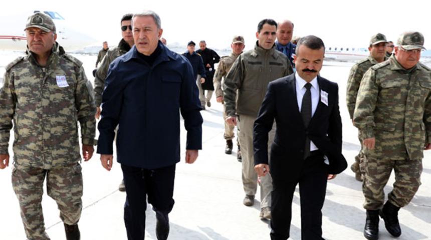 Bakan Akar ve komutanlar sınırda