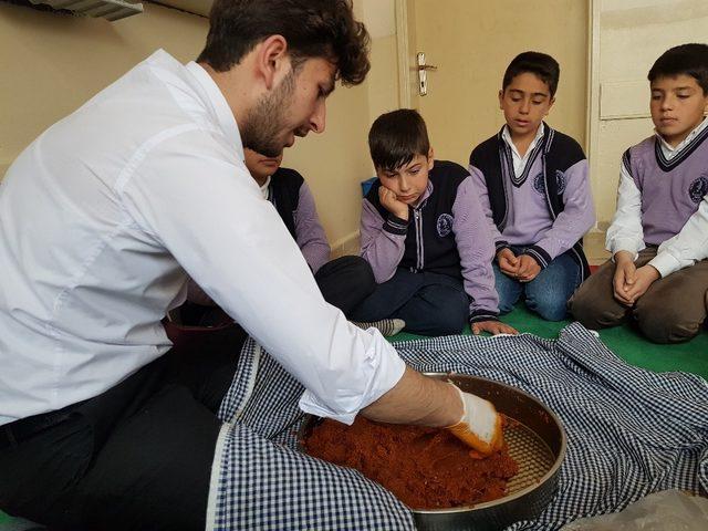 &Ouml;ğrencilerine sınıfta &ccedil;iğ k&ouml;fte yoğurdu 1