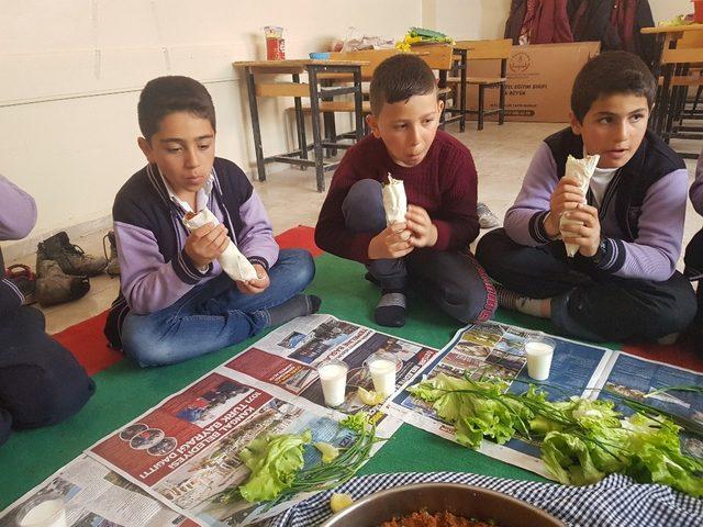 &Ouml;ğrencilerine sınıfta &ccedil;iğ k&ouml;fte yoğurdu 3