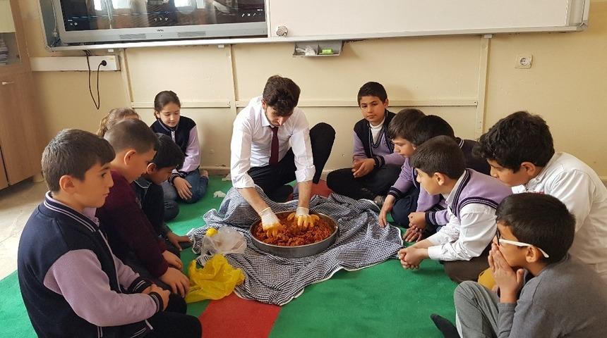 &Ouml;ğrencilerine sınıfta &ccedil;iğ k&ouml;fte yoğurdu