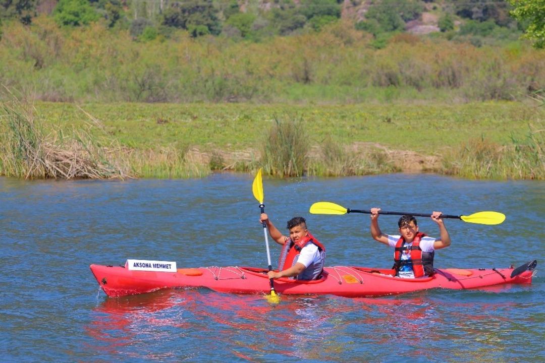 &Ouml;ğrenciler deniz kaplumbağaları i&ccedil;in k&uuml;rek &ccedil;ekti
