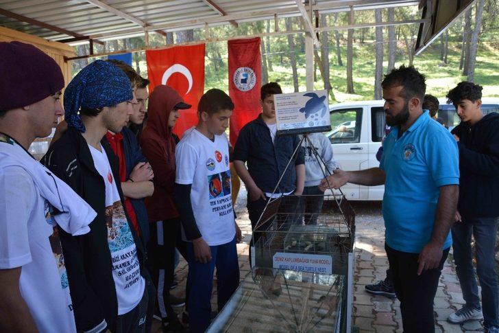 Öğrenciler deniz kaplumbağaları için kürek çekti G2
