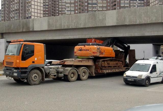 TIR, üstündeki iş makinesi ile köprüye takıldı