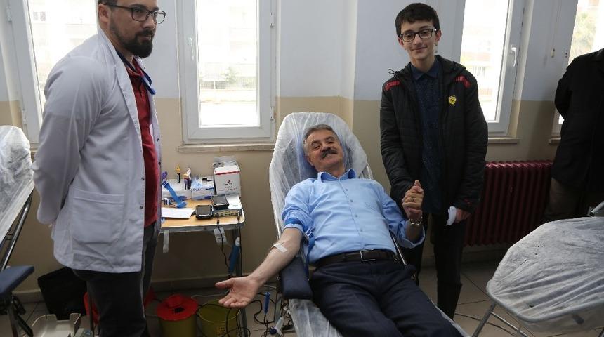 Deveci&rsquo;den kan bağışı