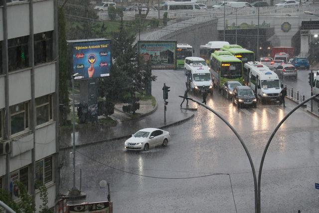 Diyarbakır'da dolu yağdı, hayat 5 dakika durdu