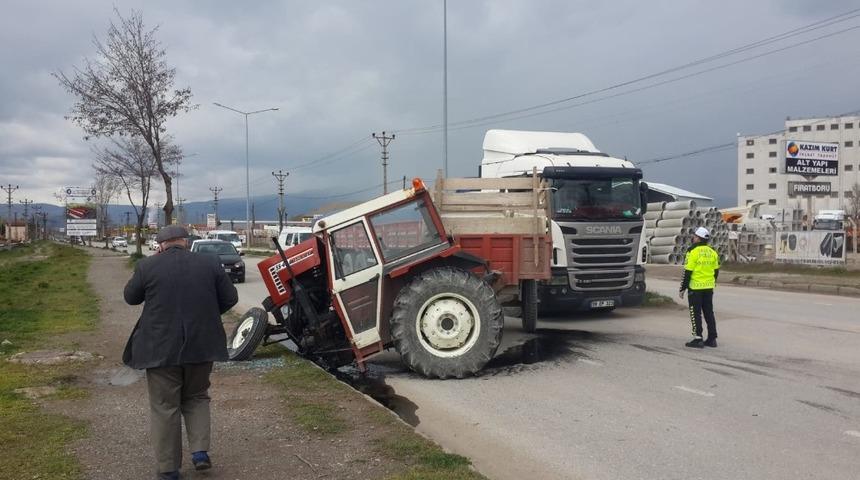 Otomobille &ccedil;arpışan trakt&ouml;r ikiye ayrıldı