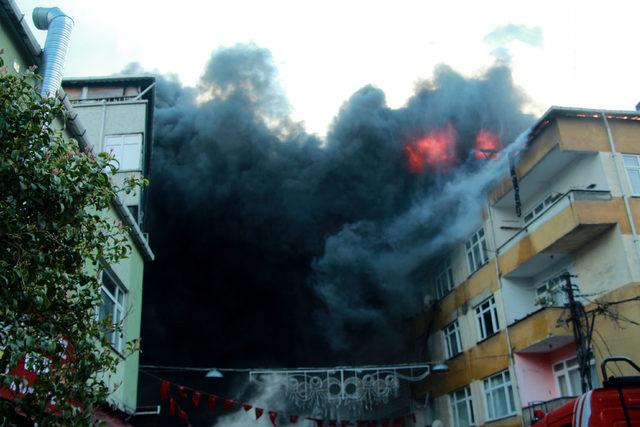 (Geniş haber) Beyoğlu'nda 4 katlı binada yangın 
