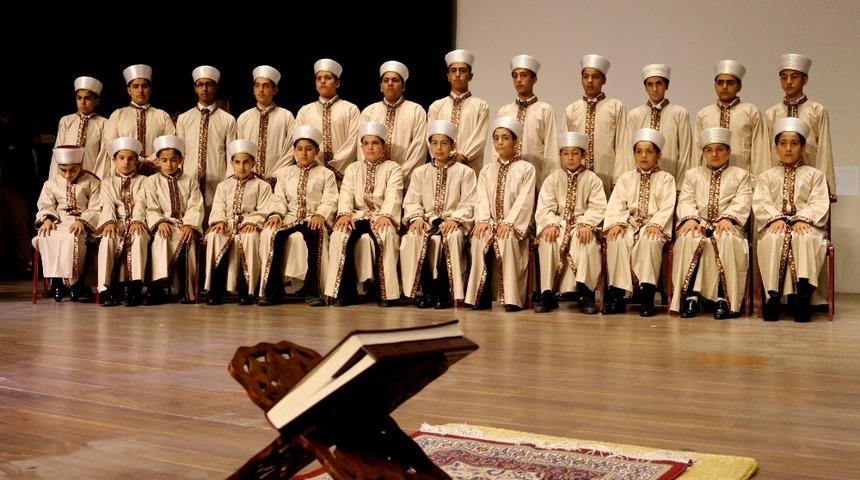 Gen&ccedil; hafızlar icazet merasiminde hafızlık tacını taktı