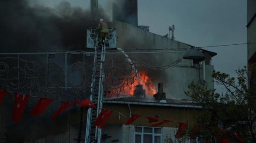 Beyoğlu'nda 4 katlı binada yangın!