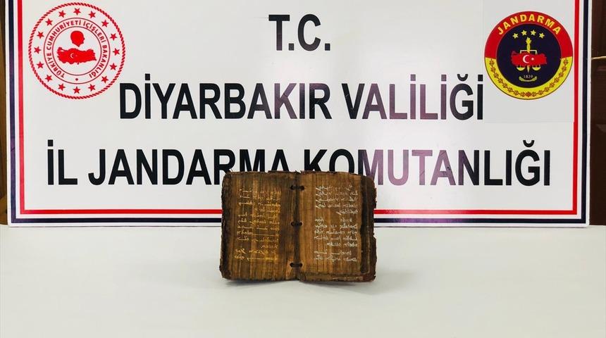 Diyarbakır’da bin 300 yıllık dini motifli kitap ele geçirildi