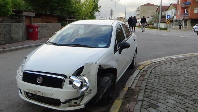 Polis aracı otomobille çarpıştı: 1 polis memuru yaralı