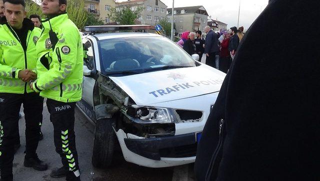 Polis aracı otomobille çarpıştı: 1 polis memuru yaralı