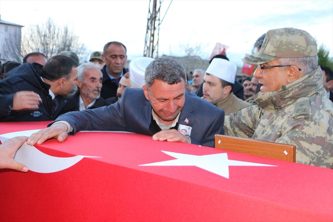 T&uuml;rkiye şehitlerine ağlıyor!