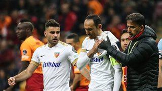 Galatasaray-Kayserispor maçında sakatlanan Umut Bulut hastaneye kaldırıldı