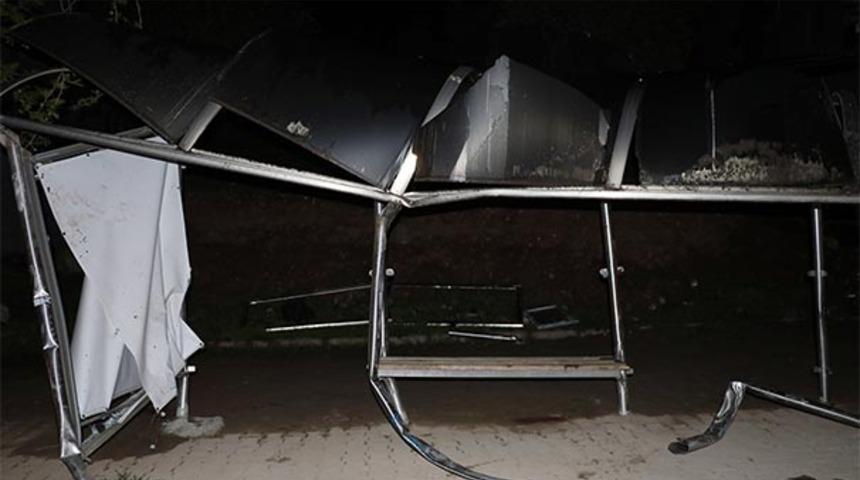 Kontrolden çıkan araç otobüs durağına daldı: Yaralılar var!