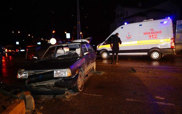 Hızını alamayan otomobil, kırmızı ışıkta bekleyen araca çarptı: 5 Yaralı
