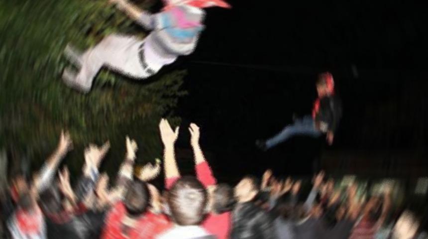 Asker eğlencesi karıştı! Sandalye, sopa ve demir &ccedil;ubuklar havada u&ccedil;uştu!