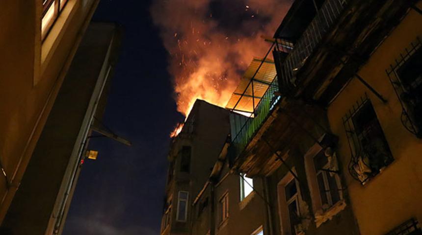 Beyoğlu'nda korkutan yangın! Mahalleli sokağa d&ouml;k&uuml;ld&uuml;