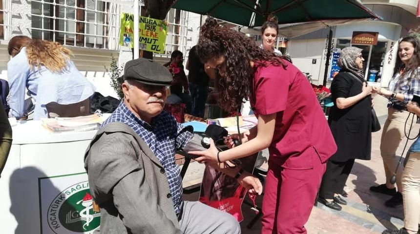 &Ouml;ğrenciler vatandaşların tansiyonunu &ouml;l&ccedil;t&uuml;