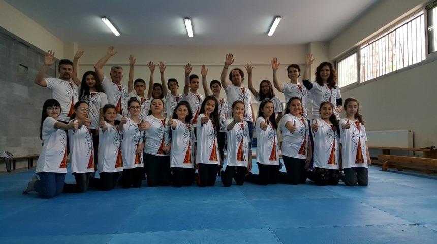 Renklerin arkadaşlığı dansta buluşuyor