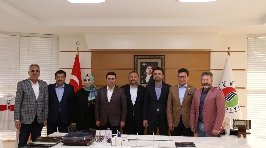 AK Parti milletvekillerinden, T&uuml;t&uuml;nc&uuml;&rsquo;ye &rsquo;hayırlı olsun&rsquo; ziyareti