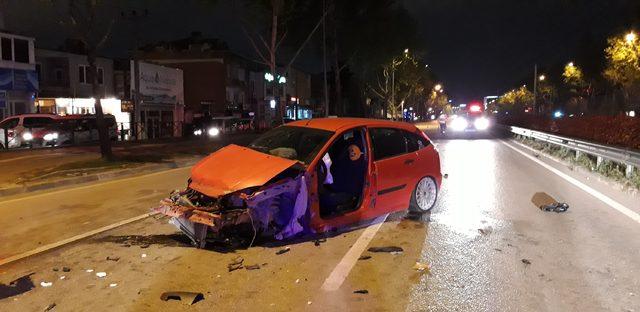 Araçlarındaki hasarı incelerken otomobil çarptı: 3 yaralı