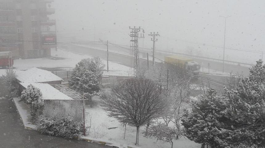 Keskin il&ccedil;e halkı g&uuml;ne kar s&uuml;rpriziyle uyandı