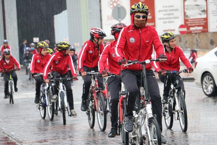 Egzoz dumana dikkat çekmek için pedal çevirdiler G1