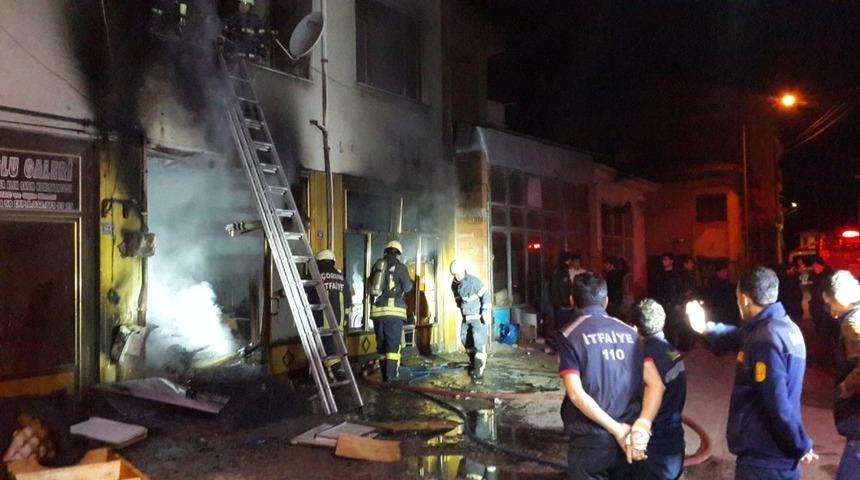 İkinci el eşya satışı yapılan iş yeri yandı