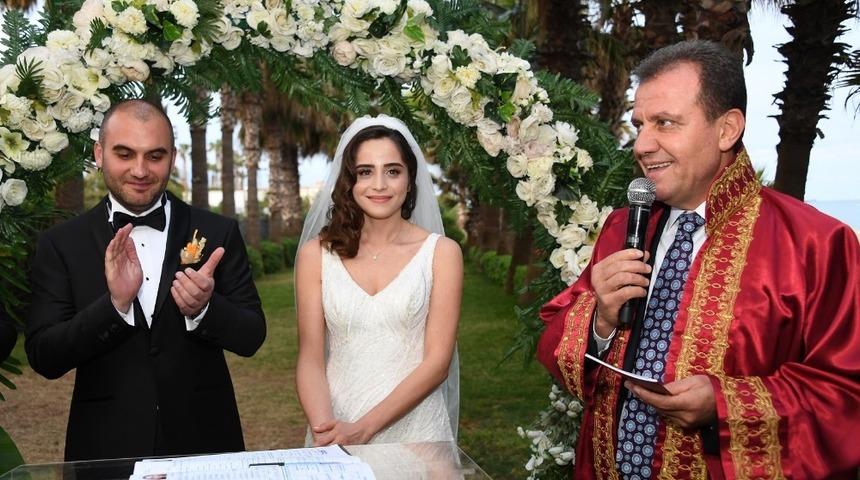 Se&ccedil;er, ilk nikahını kıydı