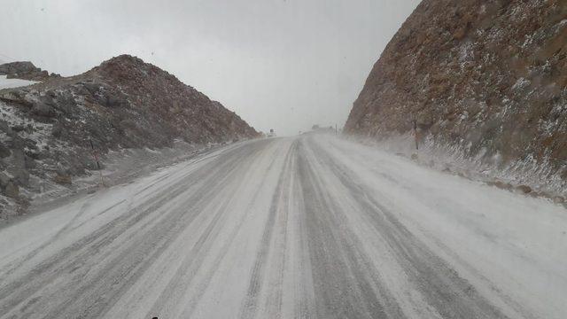 Antalya-Konya karayolunda kar yağışı trafiği aksattı