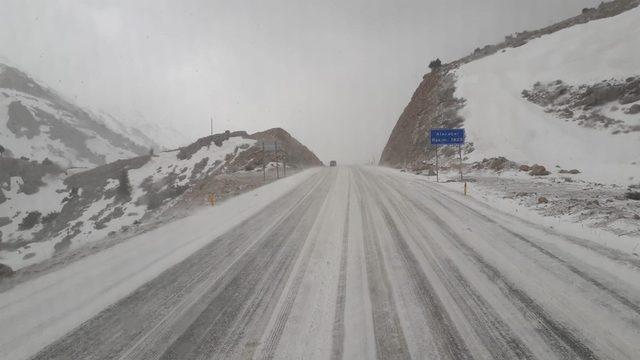 Antalya-Konya karayolunda kar yağışı trafiği aksattı