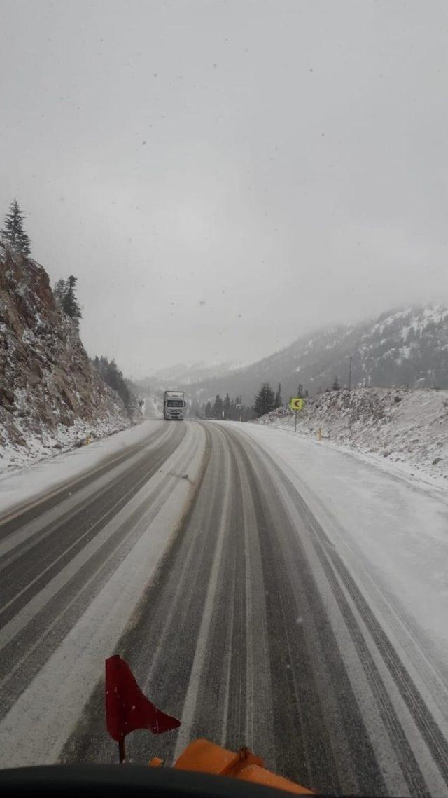 Antalya-Konya karayolunda kar yağışı trafiği aksattı