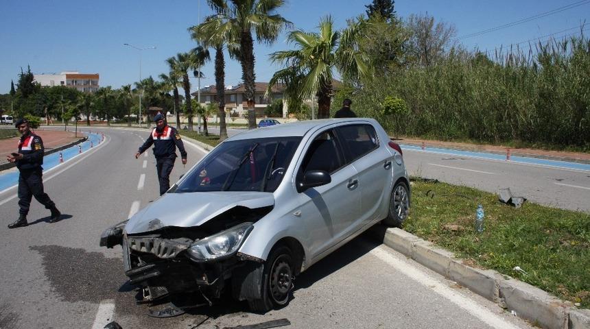 Palmiye ağacına &ccedil;arpan otomobilin s&uuml;r&uuml;c&uuml;s&uuml; yaralandı