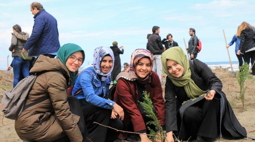 &Uuml;niversiteli gen&ccedil;lerden &lsquo;hatıra ormanı&rsquo;