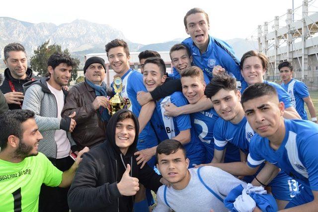 Yunusemre U-19 takımı Manisa İl Şampiyonu oldu