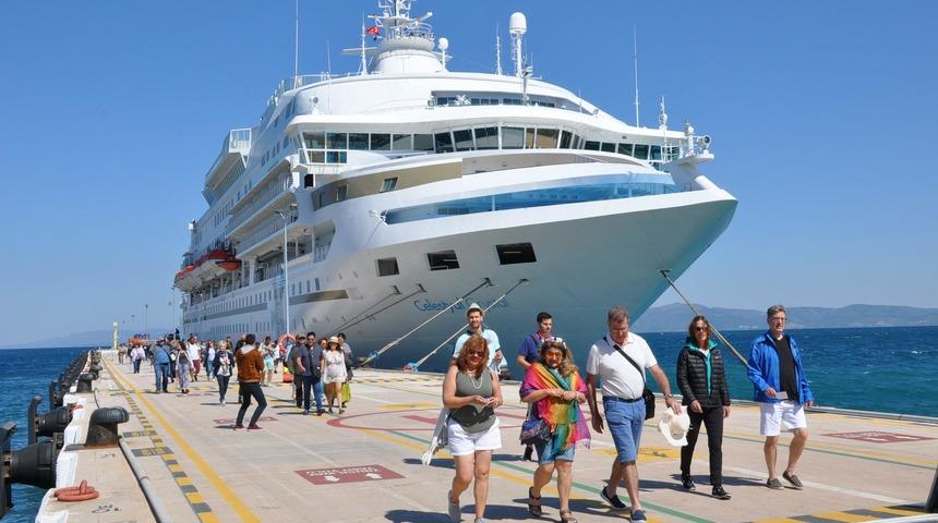 Sezonun ilki gerçekleşti! Dev gemi 620 turistle Kuşadası'na geldi