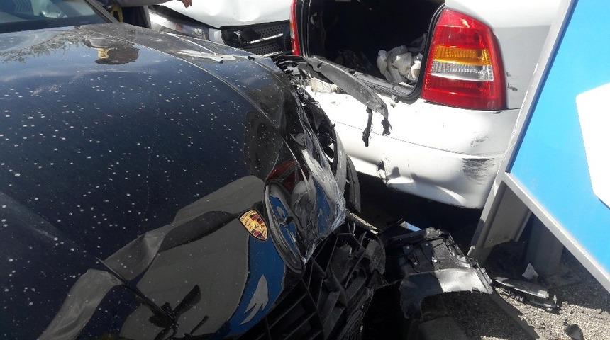 İstanbul&rsquo;da otomobilin yıkayan adama l&uuml;ks cip &ccedil;arptı: 2 yaralı