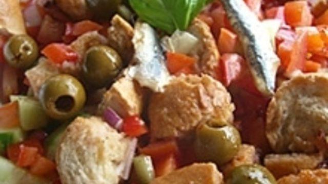 Tavuklu Panzanella Salatası