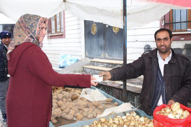 Ev kadını, yolda bulduğu parayı sahibine teslim etti