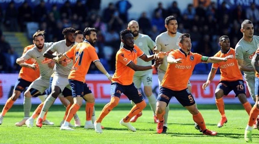 Başakşehir - Rizespor ma&ccedil;ını karıştıran pozisyon
