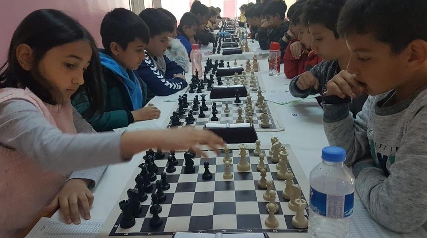 Geleneksel satranç turnuvasına büyük ilgi