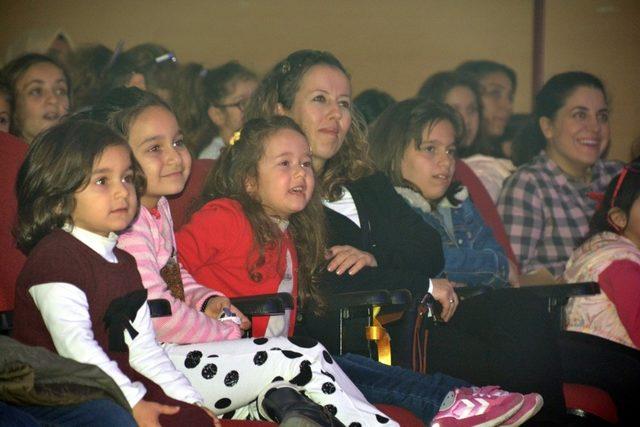 Aliağa’da 23 Nisan etkinlikleri çocuk müzikali ile başladı