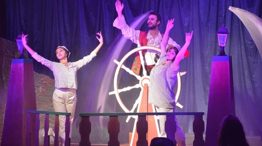 Aliağa’da 23 Nisan etkinlikleri çocuk müzikali ile başladı