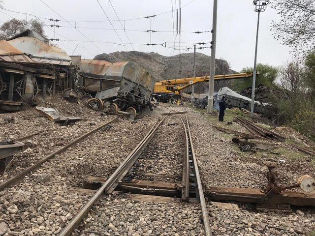 Malatya’da tren kazasındaki enkaz kaldırma çalışmaları sürüyor