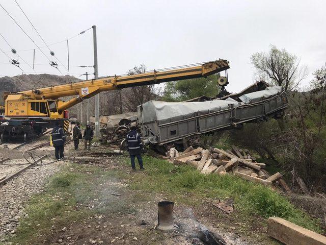 Malatya’da tren kazasındaki enkaz kaldırma çalışmaları sürüyor