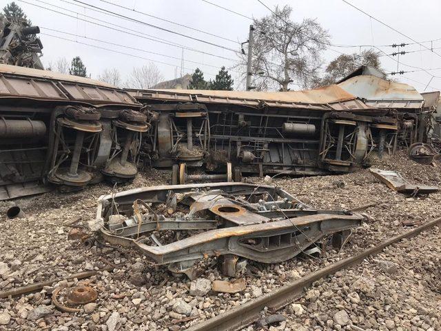 Malatya’da tren kazasındaki enkaz kaldırma çalışmaları sürüyor