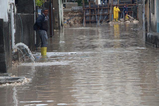 Nusaybin’de sel; evler su altına kaldı 