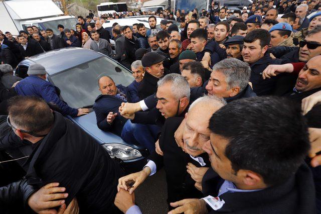 Kılıçdaroğlu'na, şehit cenazesinde saldırı- Yeniden