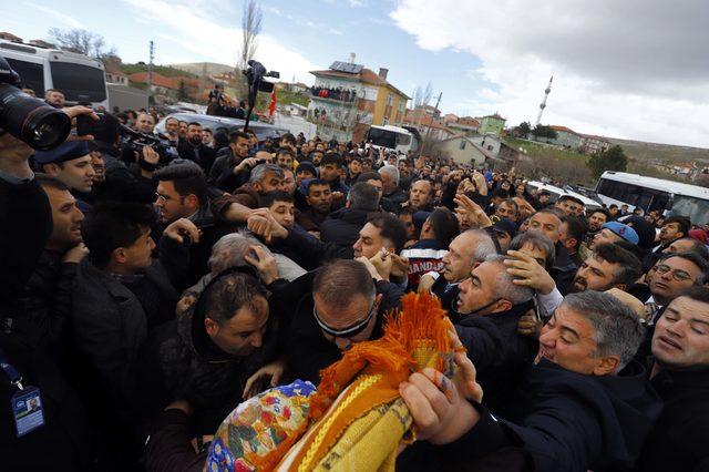 Kılıçdaroğlu'na, şehit cenazesinde saldırı- Yeniden